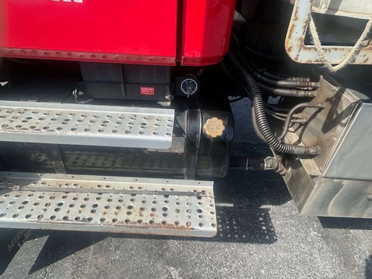 2002-freightliner-fl80-image-23