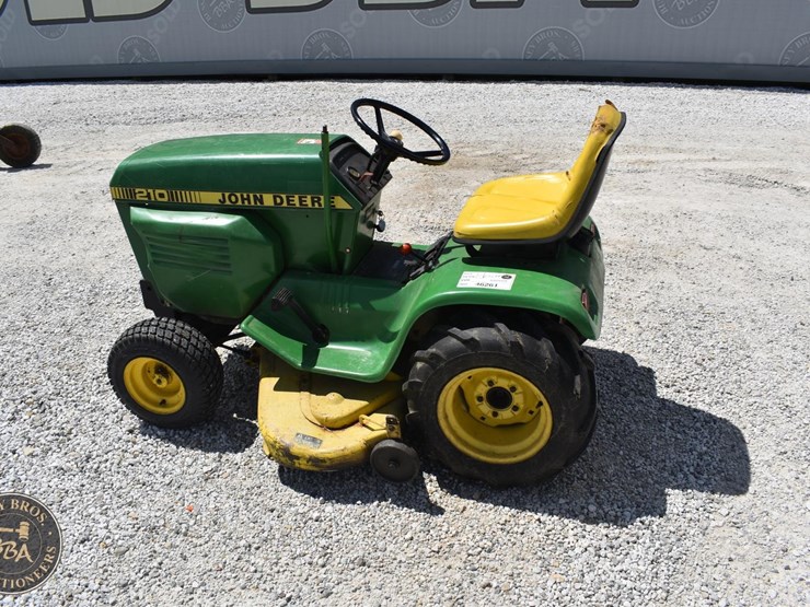 john-deere-210-image-3