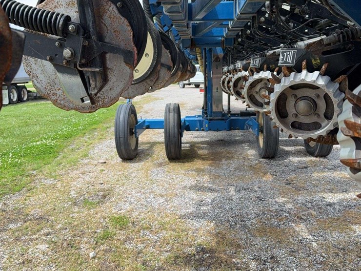 2014-kinze-16-row-corn-planter-with-dry-fertilizer-image-17