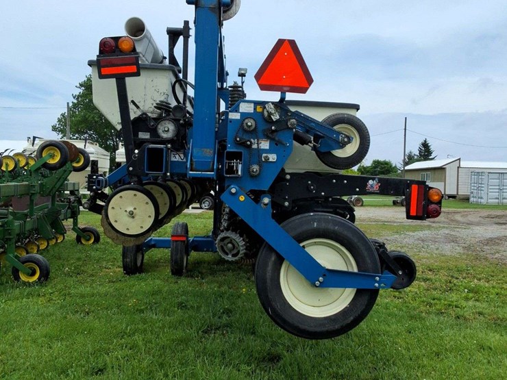 2015-kinze-16-row-corn-planter-with-dry-fertilizer-image-11