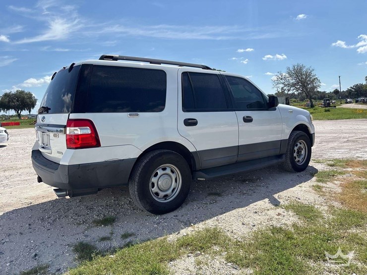 2016-ford-expedition-xlt-image-3