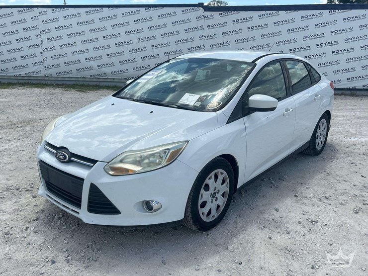 2012-ford-focus-sedan-image-1
