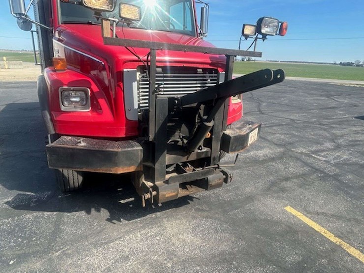 2002-freightliner-fl80-image-9