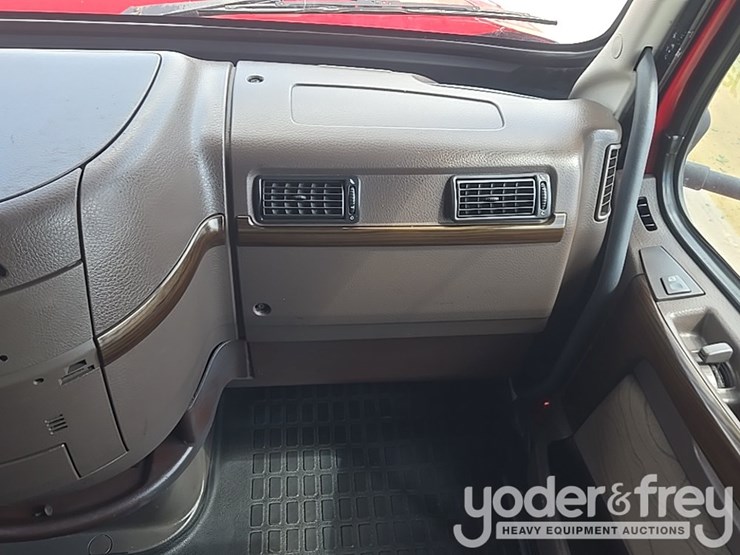 2015-volvo-vnl-image-71