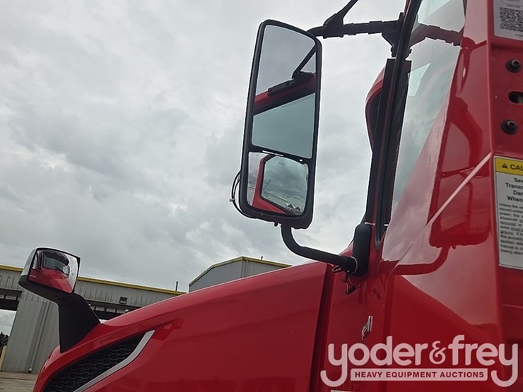 2019-volvo-vnl860-image-32
