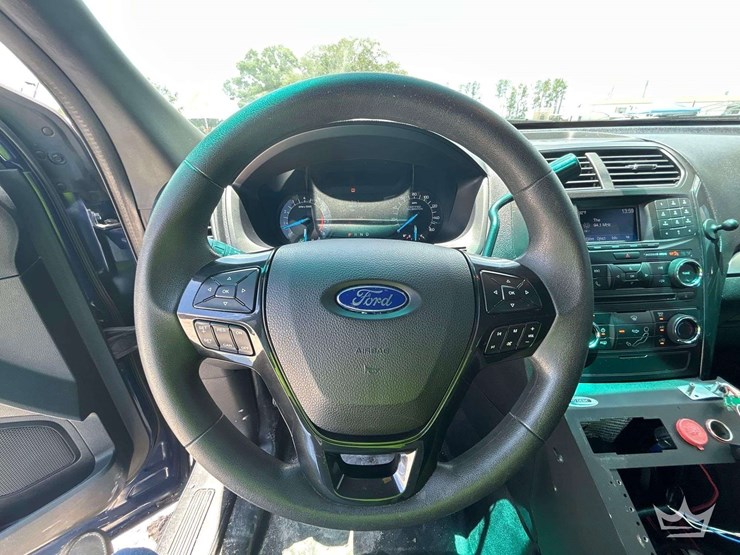 2016-ford-explorer-image-12