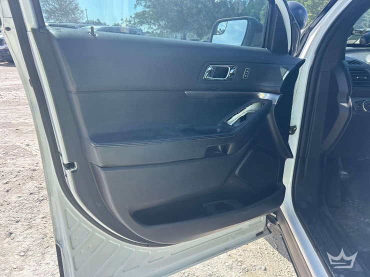 2016-ford-explorer-image-9
