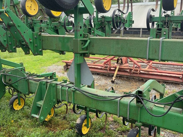 16-row-jd-row-crop-cultivator-image-4