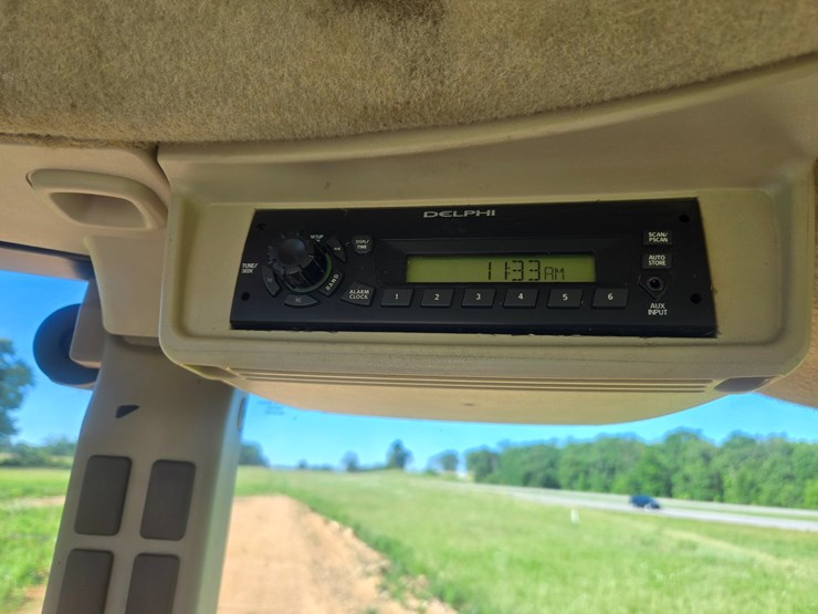 2010-john-deere-6115d-image-37