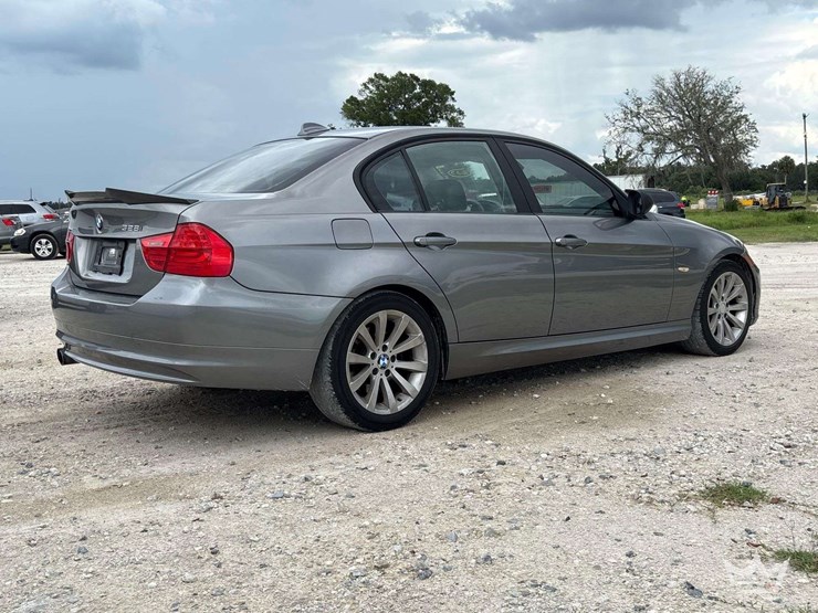 2011-bmw-328i-sedan-image-3