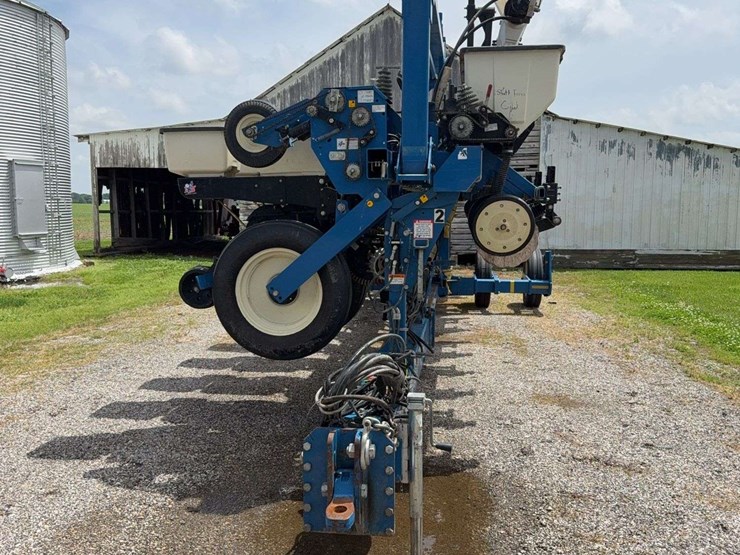 2014-kinze-16-row-corn-planter-with-dry-fertilizer-image-22