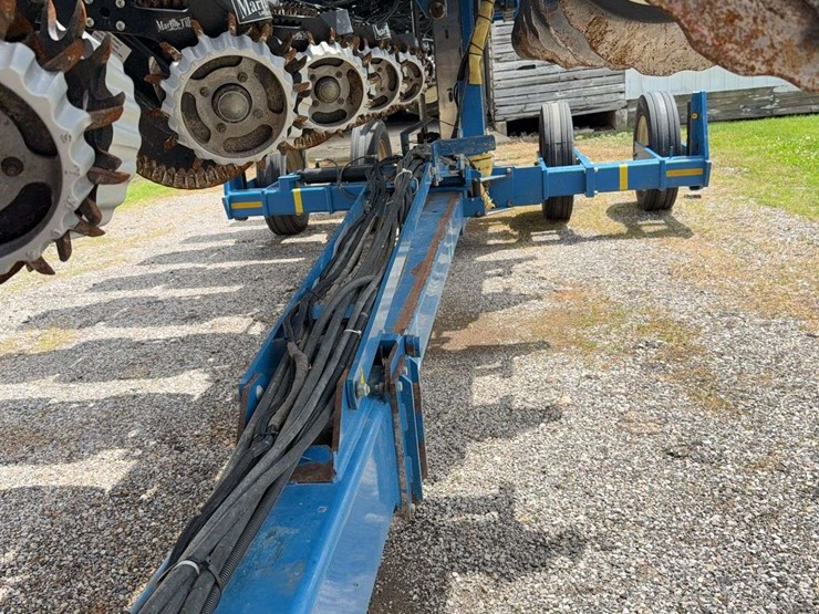 2014-kinze-16-row-corn-planter-with-dry-fertilizer-image-24