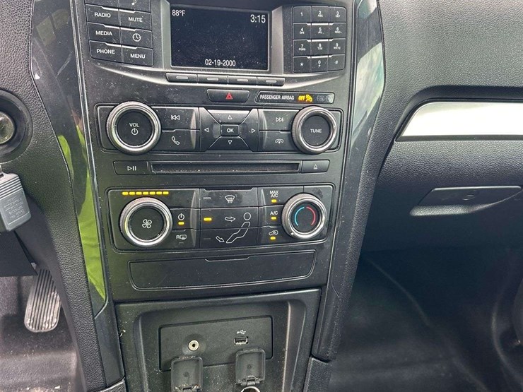 2016-ford-explorer-image-15