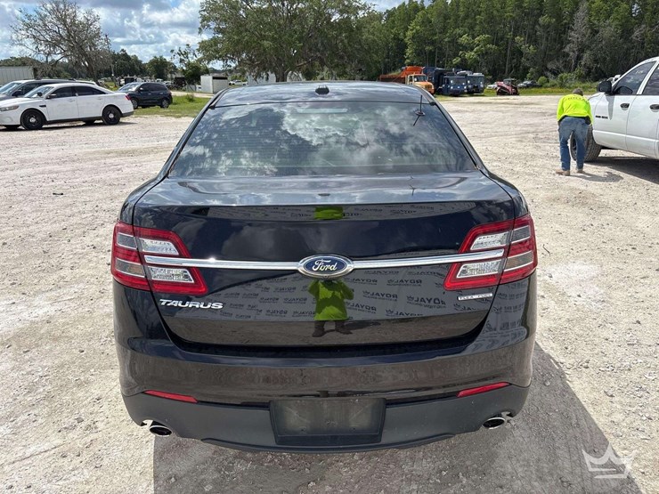2018-ford-taurus-sedan-image-32