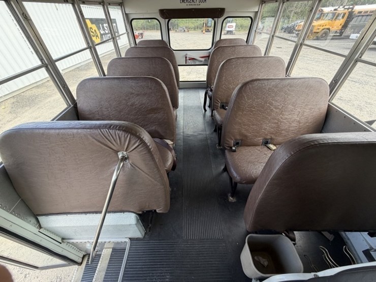 2002-chevrolet-express-3500-image-23
