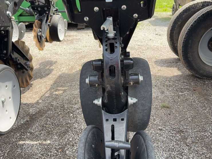 kinze-24-center-fill-planter,-30''-image-28