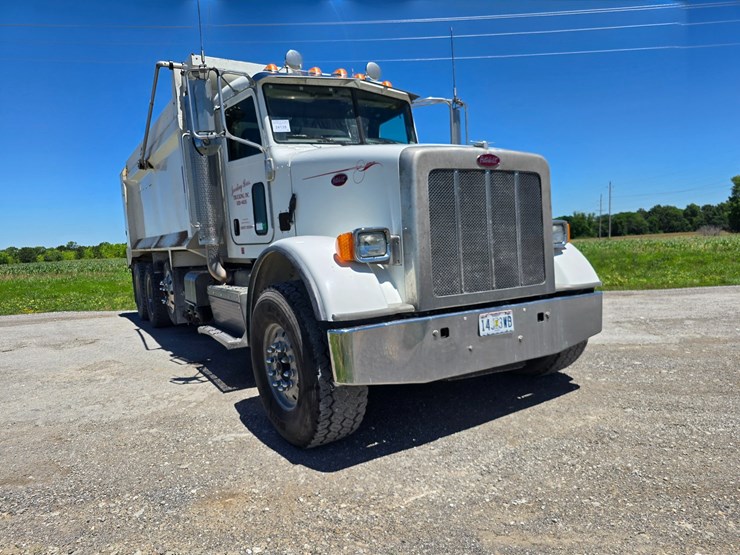 2017-peterbilt-365-image-26