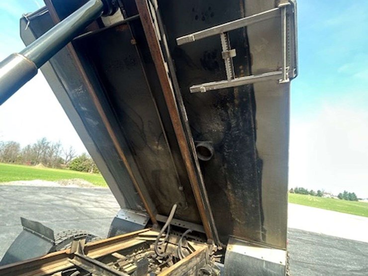 2002-freightliner-fl80-image-43