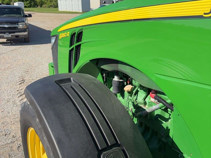 2011-john-deere-8260r-image-41