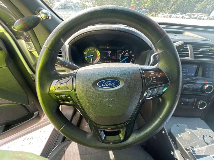 2016-ford-explorer-image-11