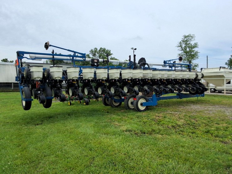 2015-kinze-16-row-corn-planter-with-dry-fertilizer-image-14
