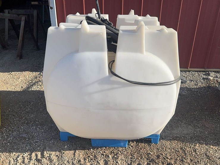 140-gal.-roundup-chemical-tote-w/-flowmeter-and-12volt-pump-image-4