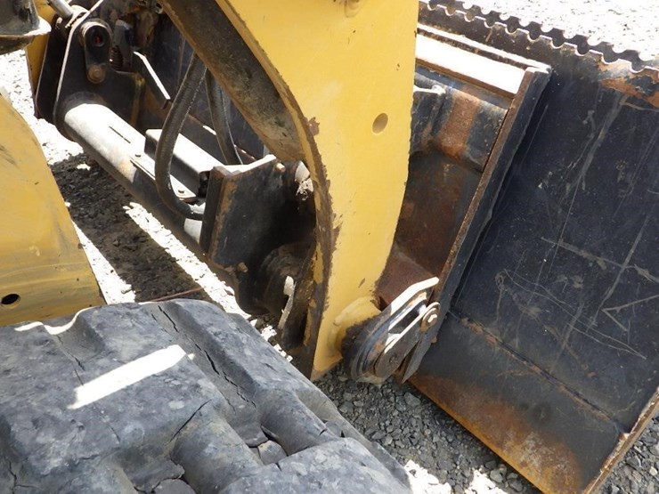 2017-caterpillar-239d-image-21
