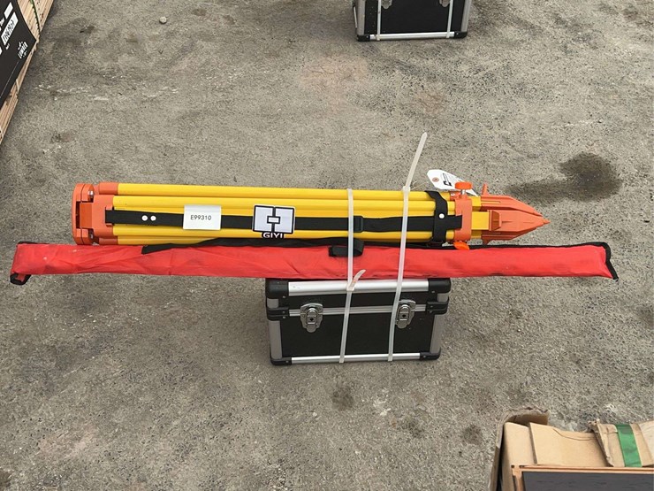 giyi-surveying-tripod-with-carrying-case-image-1