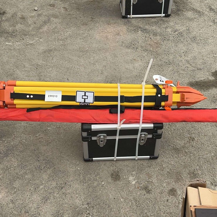 GIYI Surveying Tripod with Carrying Case