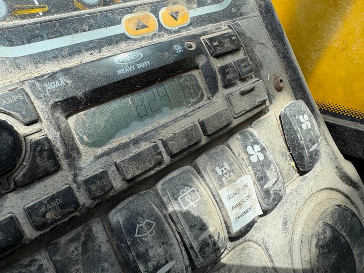 2013-jcb-541-70-image-13