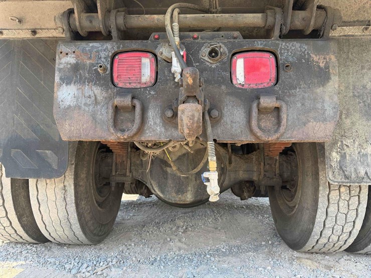 2011-peterbilt-337-image-13