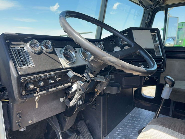 1996-fld-120-freightliner-day-cab-semi-image-34