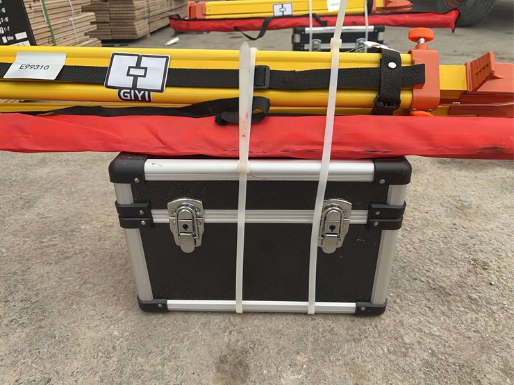 giyi-surveying-tripod-with-carrying-case-image-6