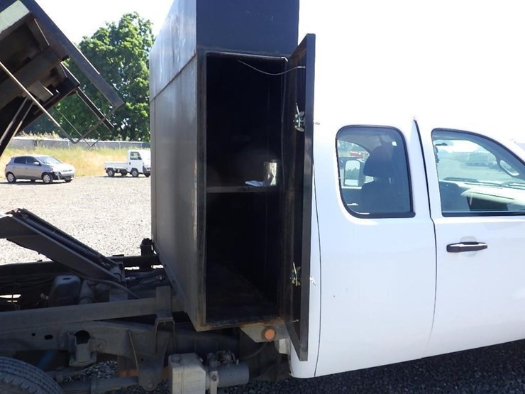 2013-chevrolet-3500hd-image-13