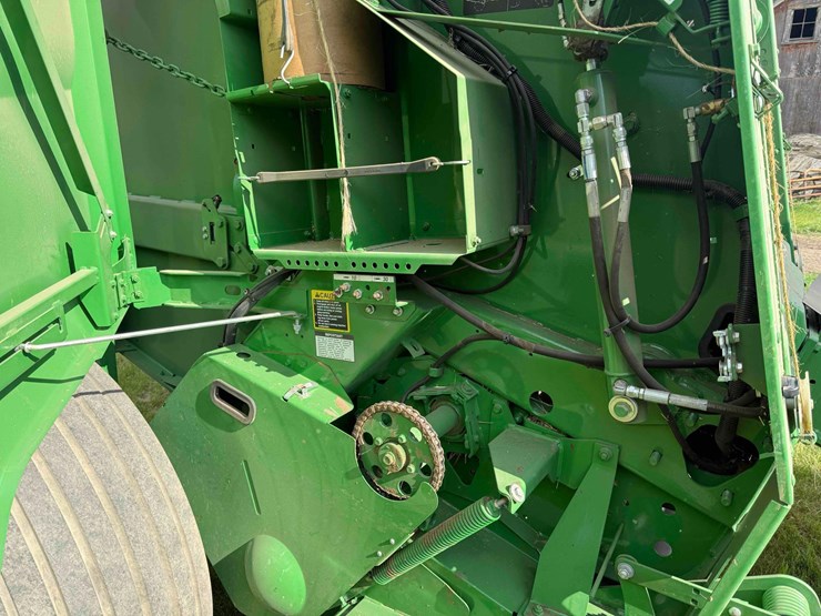 2020-john-deere-560m-image-13