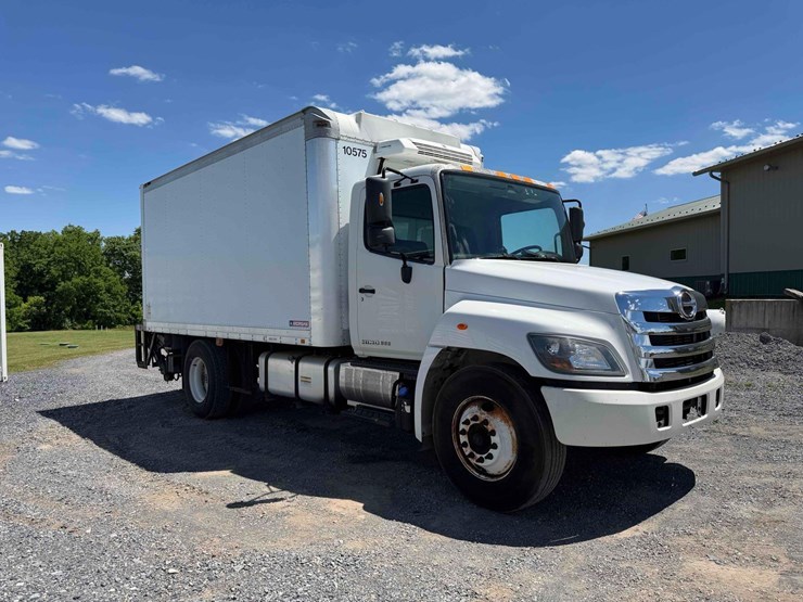 2012-hino-268-image-6