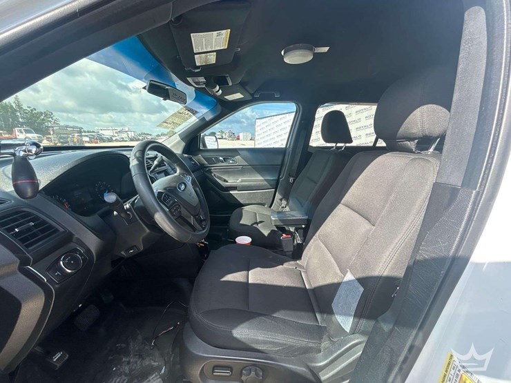 2016-ford-explorer-image-12