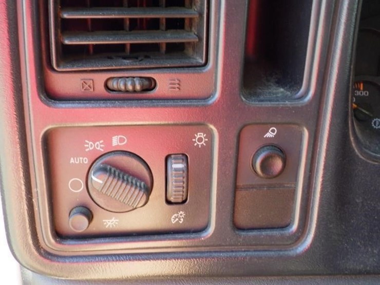 2004-chevrolet-3500-image-30