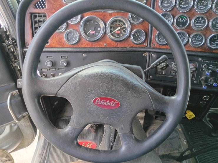 2005-peterbilt-379-image-58