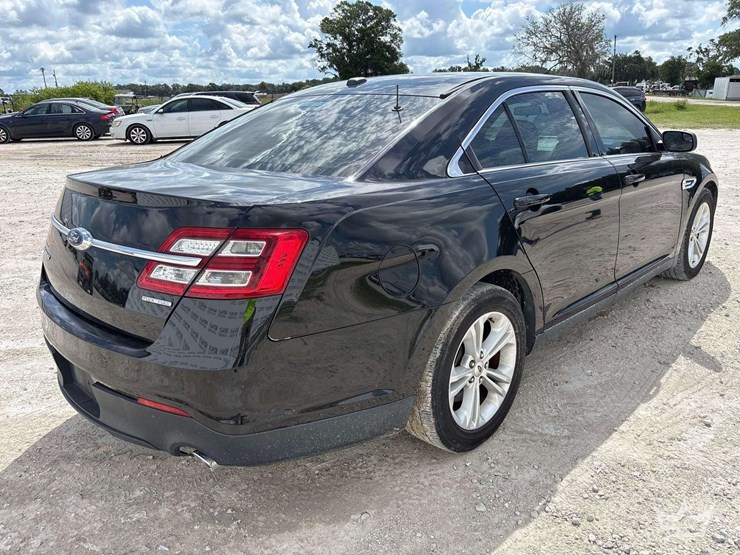 2018-ford-taurus-sedan-image-3