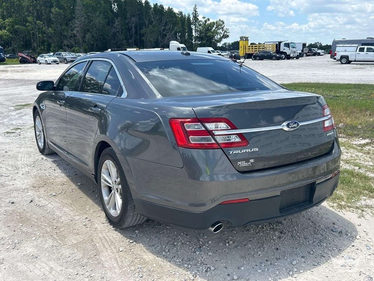 2015-ford-taurus-sedan-image-4