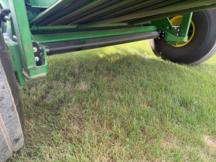 2020-john-deere-560m-image-14