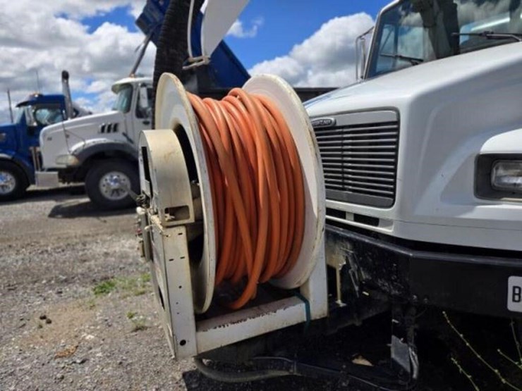 2002-freightliner-fl80-image-23