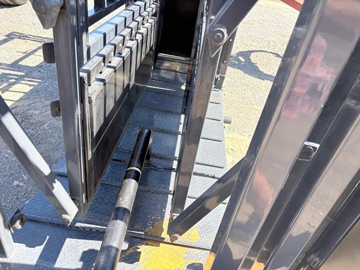 mechanical-squeeze-chute-image-6