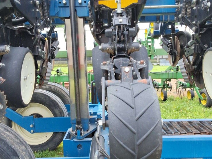 2015-kinze-16-row-corn-planter-with-dry-fertilizer-image-19
