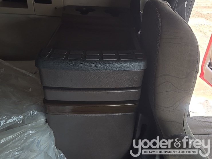 2015-volvo-vnl-image-65