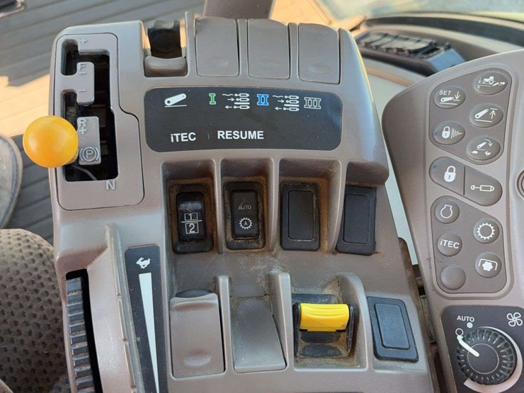 2011-john-deere-8260r-image-52