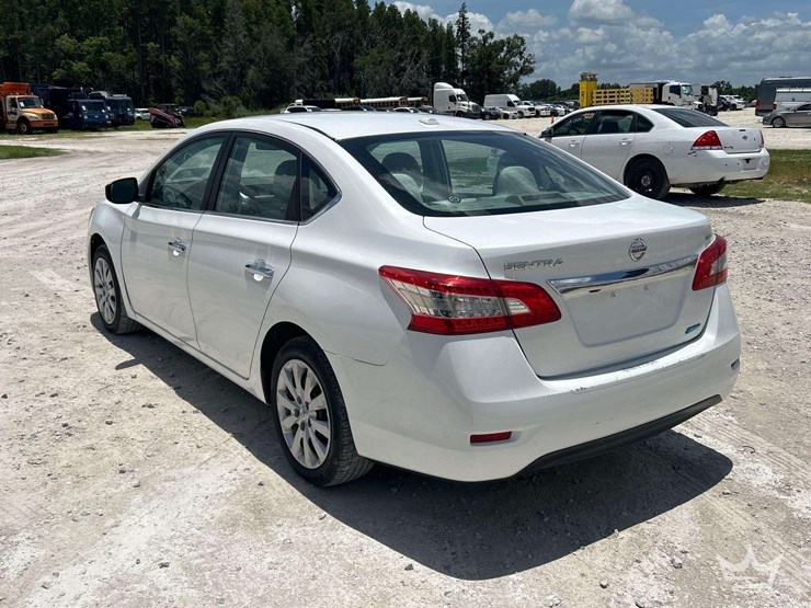 2013-nissan-sentra-sedan-image-4
