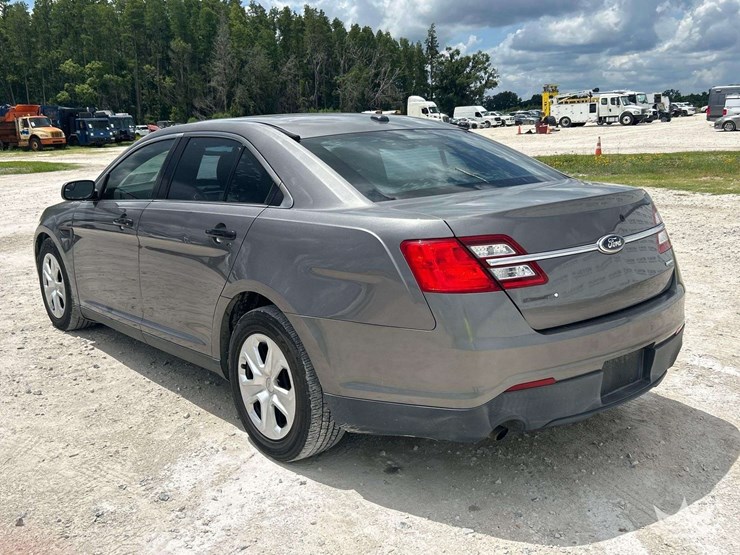 2014-ford-taurus-awd-sedan-image-4