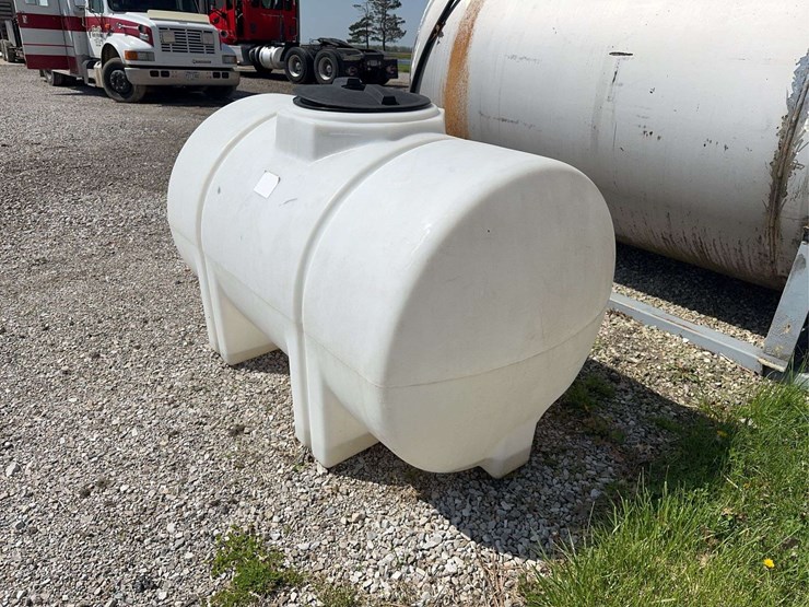 white-poly-chemical-tank---300-gal-(lid-is-warped-and-missing-small-lid)-image-3